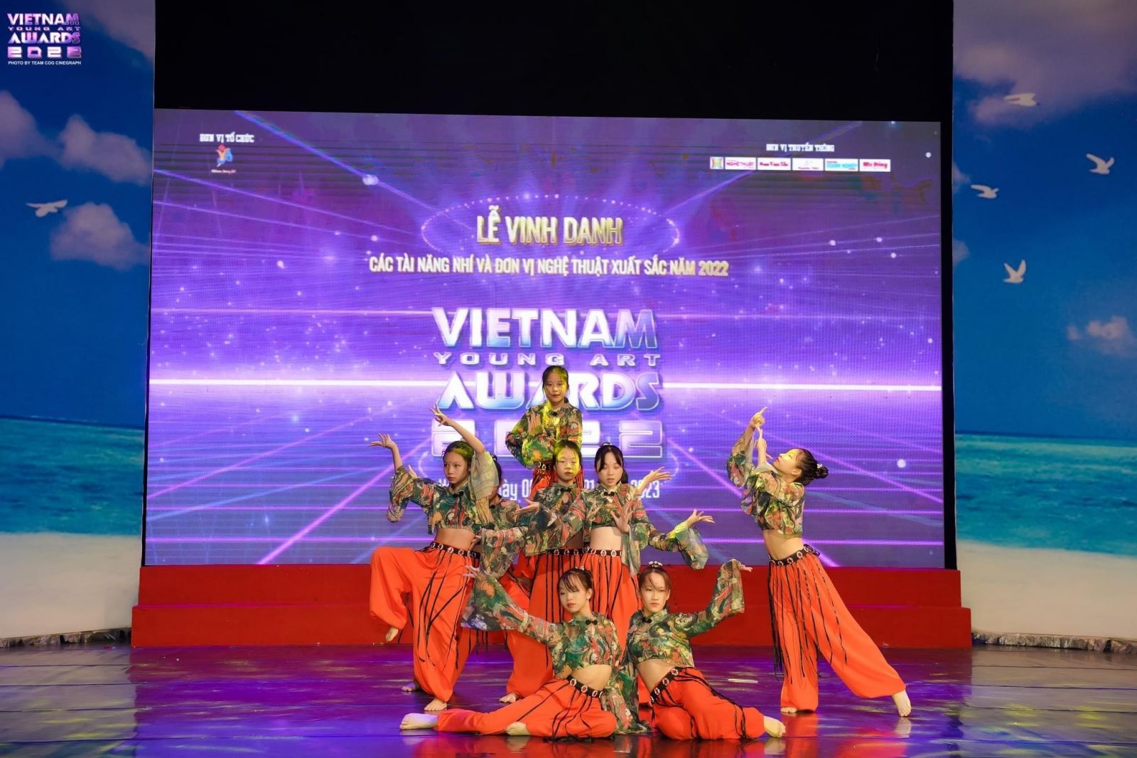 Vietnam Young Art Awards 2022 là sự kiện lớn nhất trong năm đối với chúng tôi, những thầy cô hoạt động trong lĩnh vực giáo dục nghệ thuật và tổ chức các sân chơi nghệ thuật thiếu nhi.