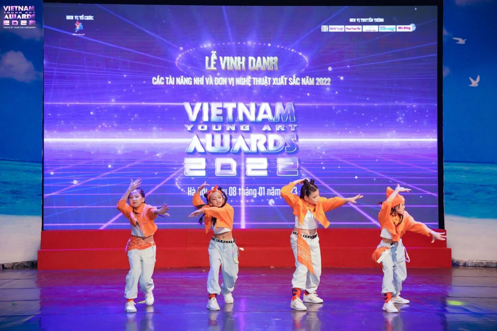 Vietnam Young Art Awards 2022 là sự kiện lớn nhất trong năm đối với chúng tôi, những thầy cô hoạt động trong lĩnh vực giáo dục nghệ thuật và tổ chức các sân chơi nghệ thuật thiếu nhi.