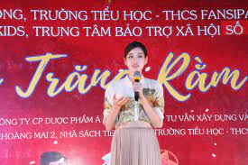 Hoa hậu Đỗ Thị Hà dự đêm hội trăng rằm cùng những hoàn cảnh đặc biệt