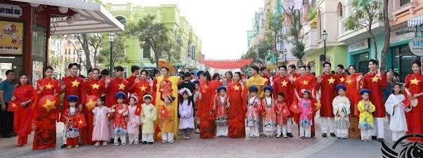 Học sinh CLB Nghệ thuật New Star rực rỡ trong trang phục Việt phục diễu hành chào mừng 50 năm Giải phóng Miền Nam hòa mình vào ký ức oanh liệt lan tỏa tinh thần Việt Nam kiên cường