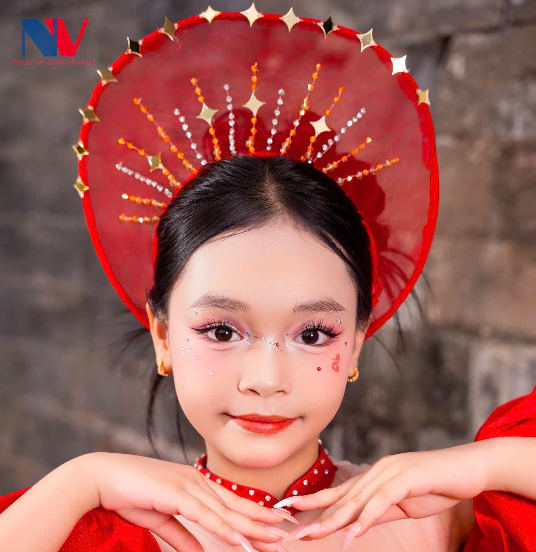 Đại sứ Đỗ Ngọc Khánh An tỏa sáng trong BST “Gấm Vóc Lụa Là” của NTK Đinh Phương Trình tại Liên hoan Thiếu nhi “Sắc Màu Di Sản”