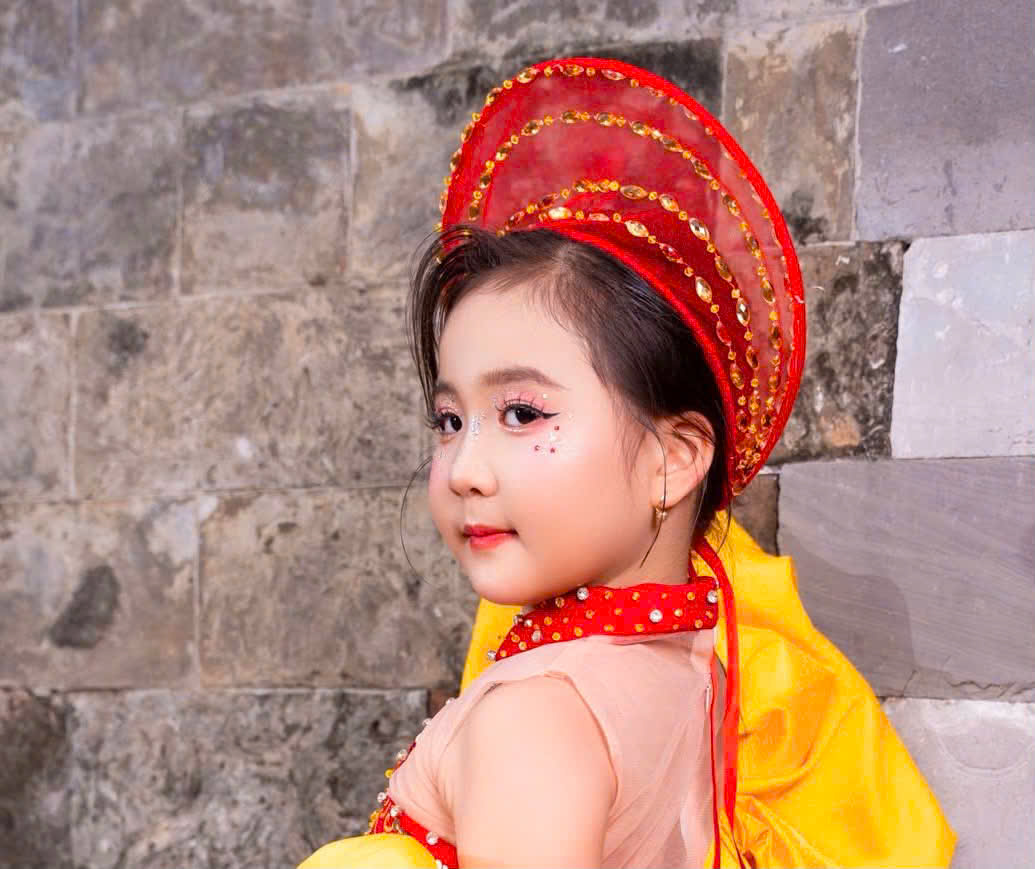 Model nhí Lê Tuệ Anh ghi dấu ấn tại Hoàng thành Thăng Long trong trang phục “Gấm Vóc Lụa Là”